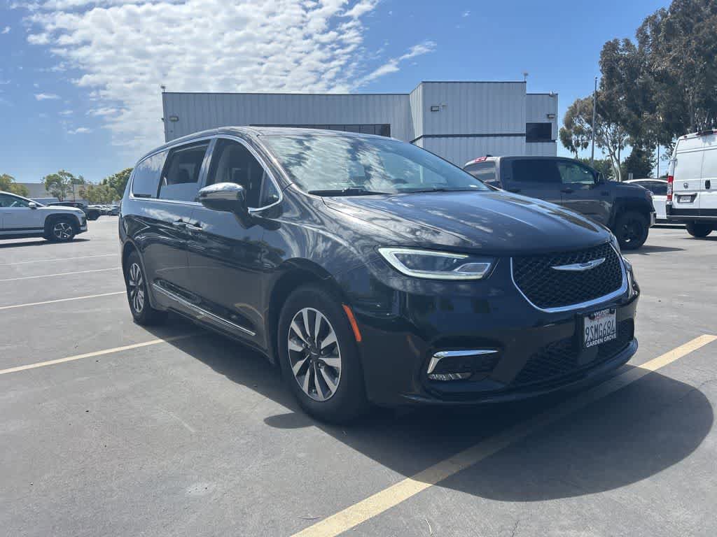 Used 2023 Chrysler Pacifica Limited FWD image 2