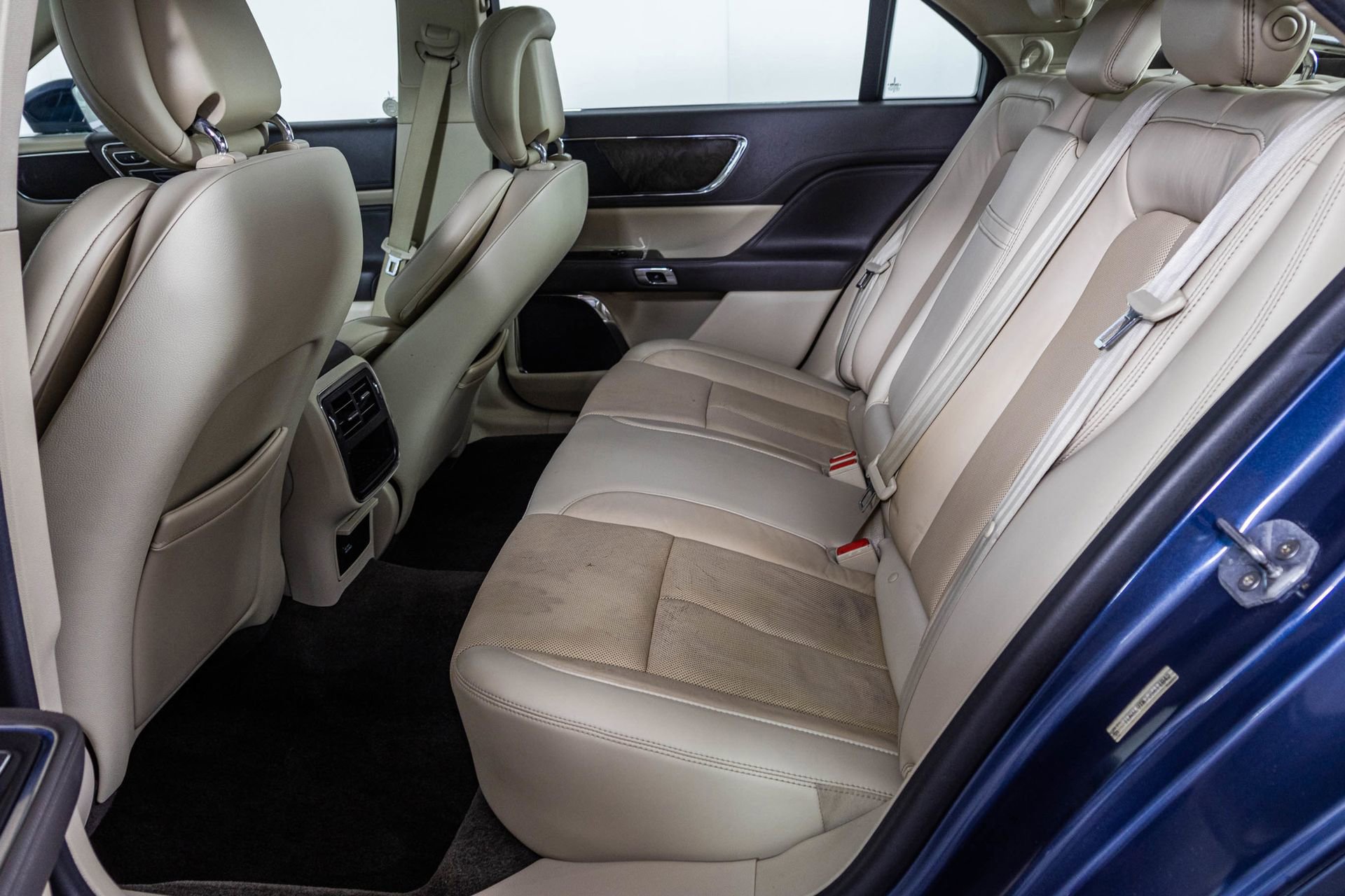Used 2018 Lincoln Continental Select image 39