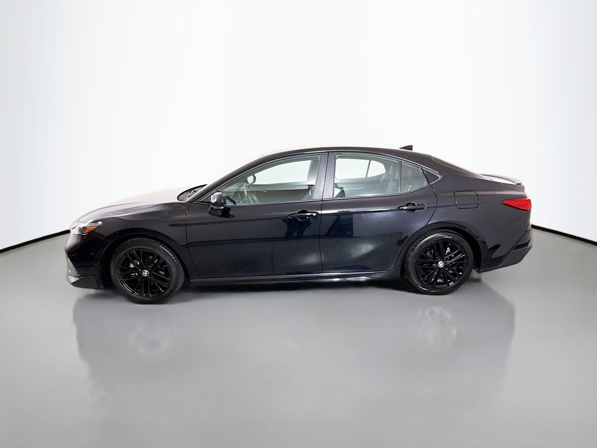 Used 2025 Toyota Camry SE FWD image 4