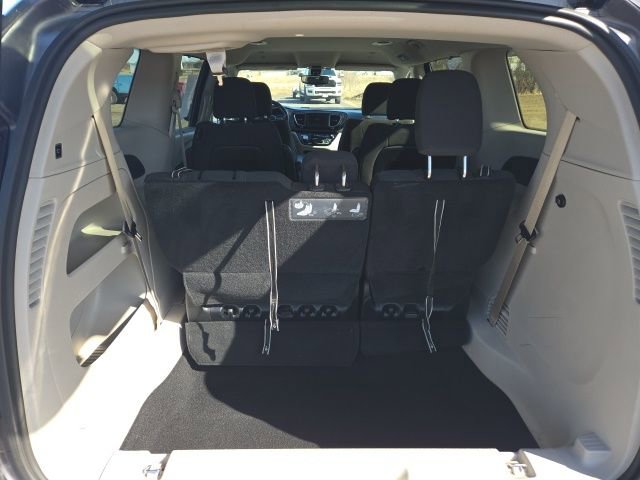 Used 2020 Chrysler Pacifica Touring w/ Cold Weather Group image 5