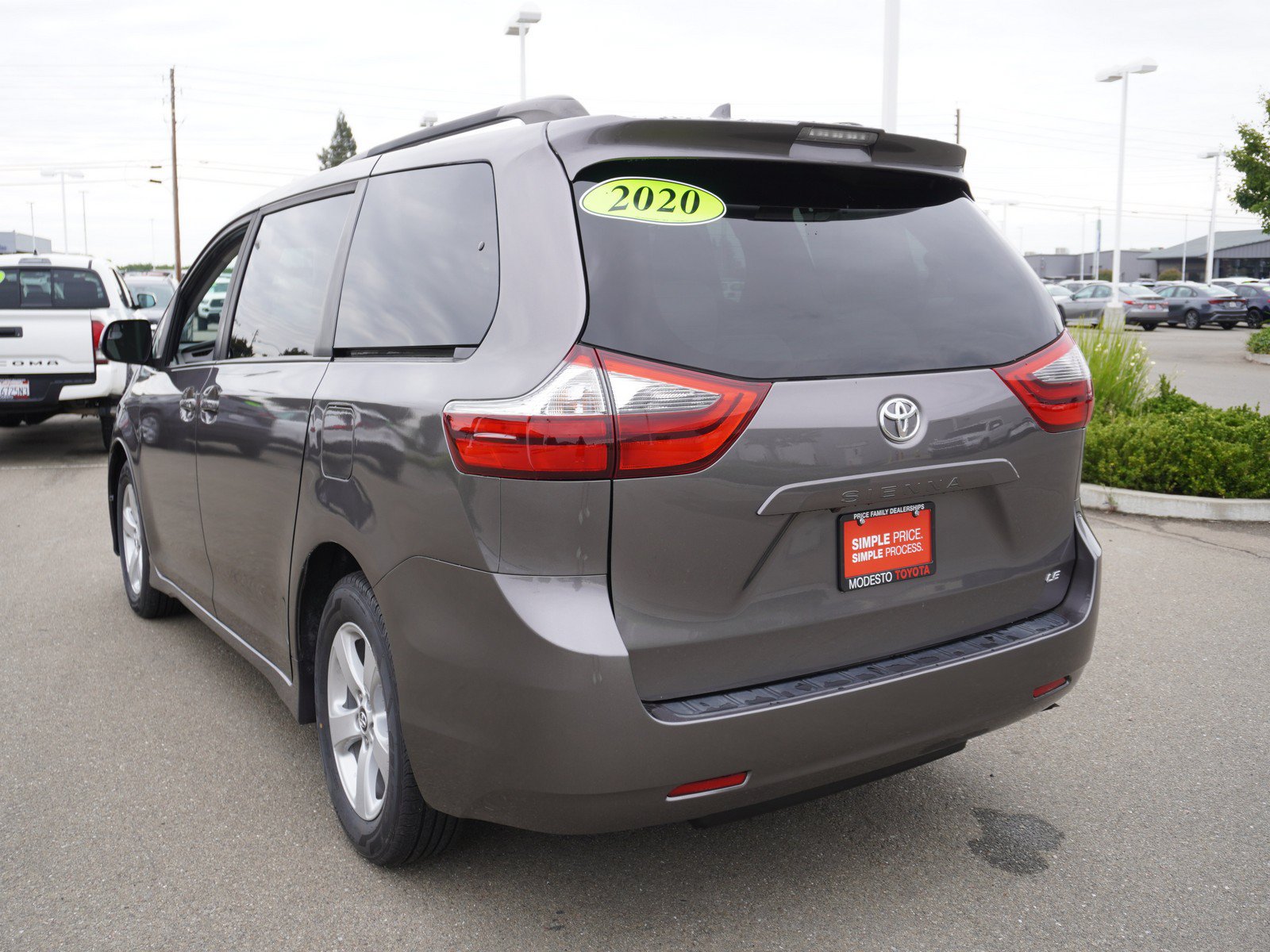 Used 2020 Toyota Sienna LE w/ Carpet Mat Package FWD image 8