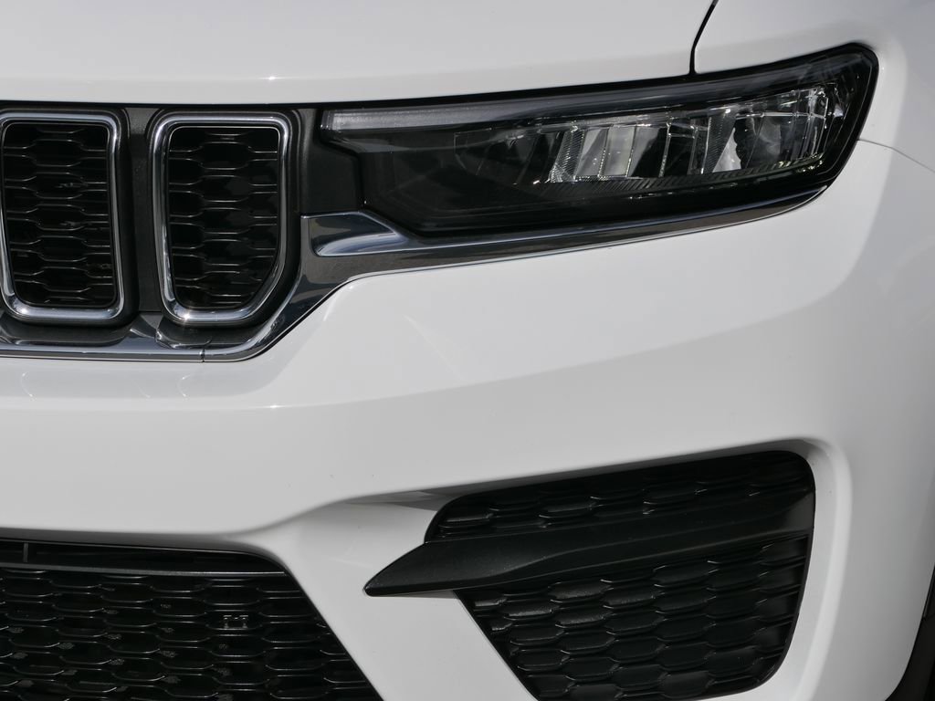 Used 2025 Jeep Grand Cherokee Laredo X image 8