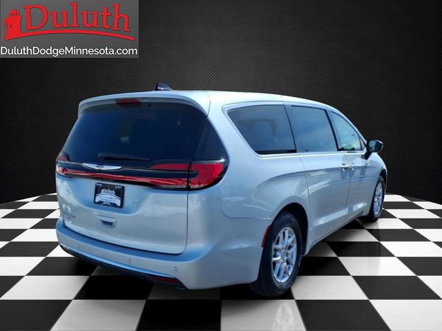 Used 2024 Chrysler Pacifica Touring-L FWD image 5