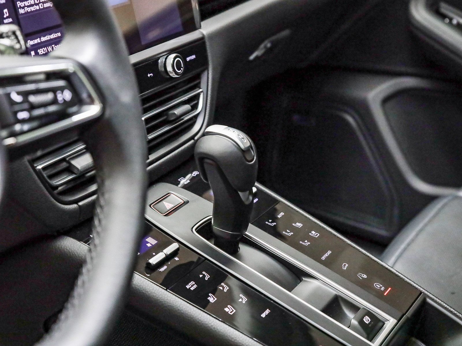 Certified 2025 Porsche Macan AWD/4WD image 22
