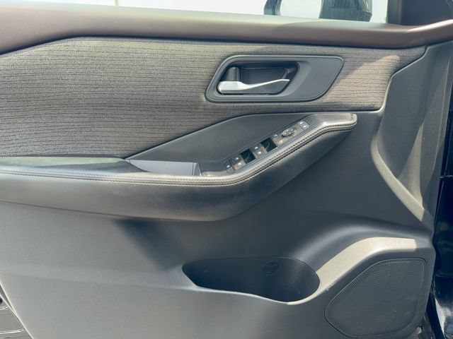 Used 2022 Nissan Rogue SV FWD image 12