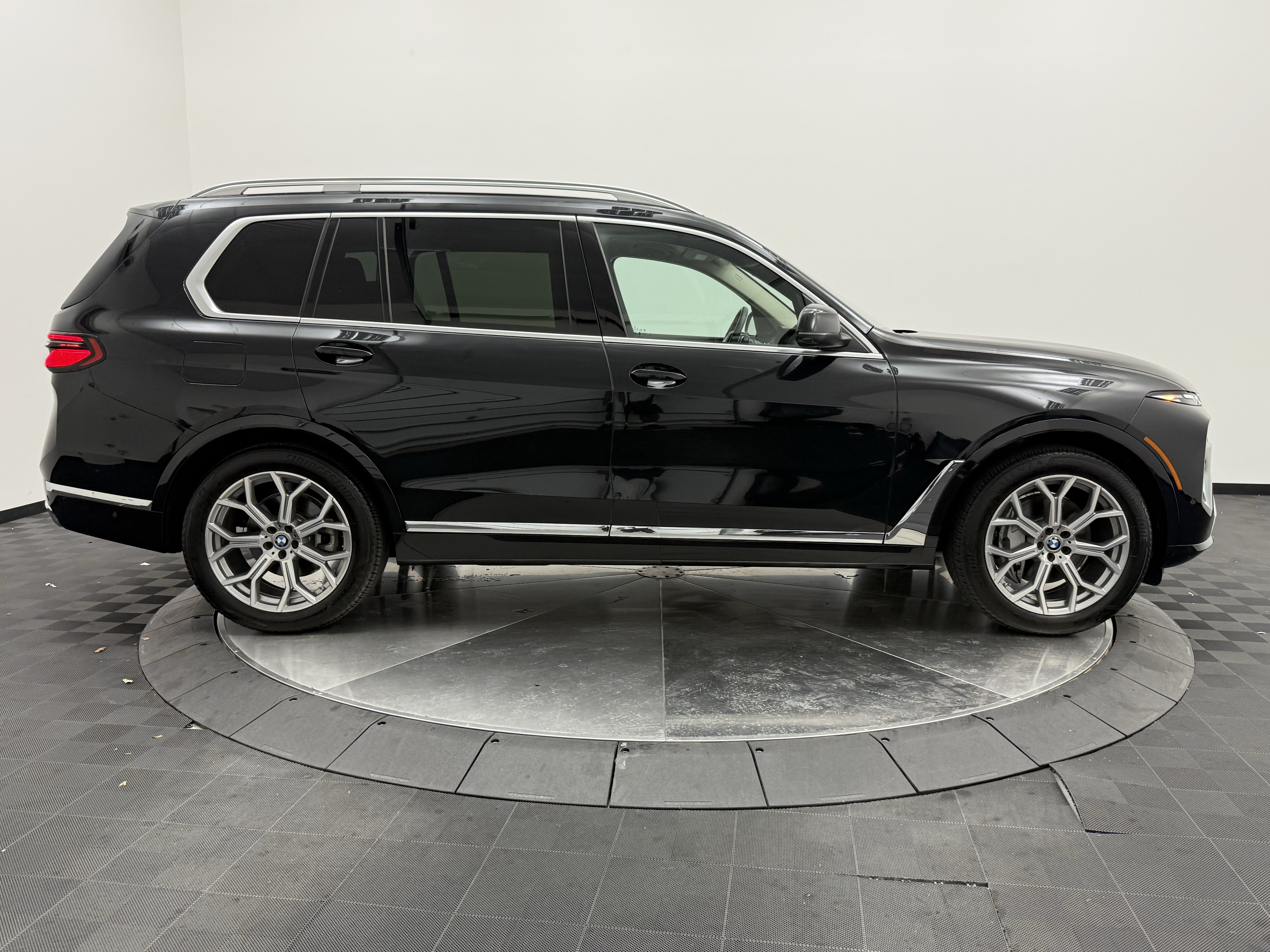 Used 2025 BMW X7 xDrive40i w/ Premium Package AWD/4WD image 8