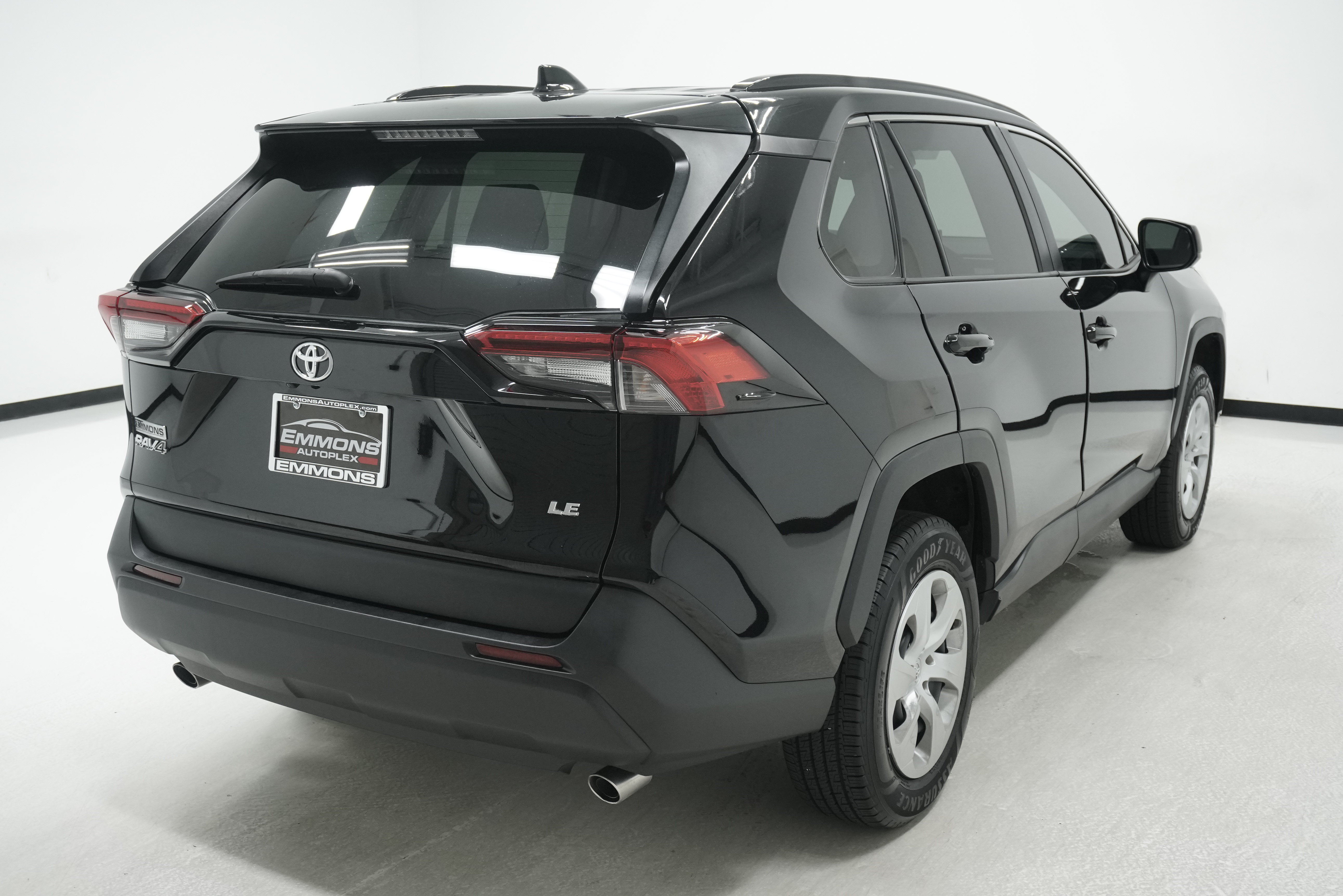 Used 2021 Toyota RAV4 LE FWD image 4