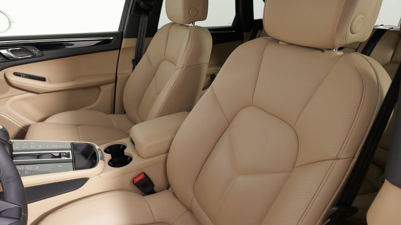 Used 2025 Porsche Macan image 36