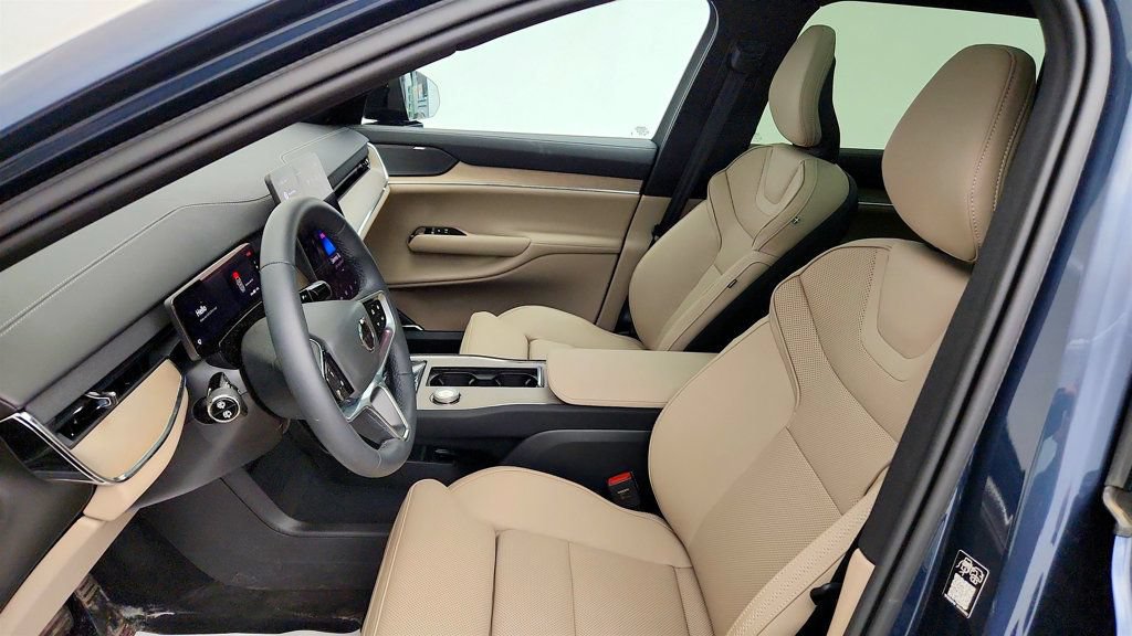 Used 2025 Volvo EX90 Plus AWD/4WD image 17