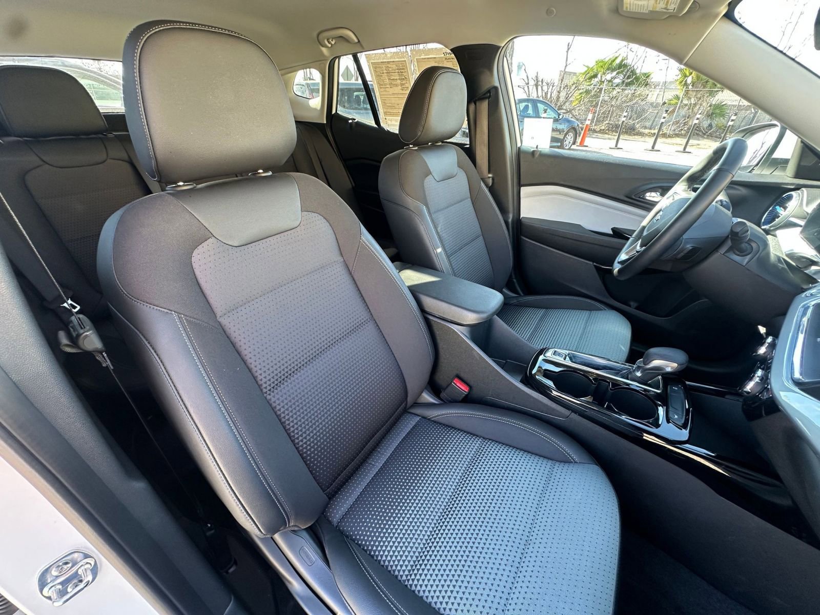 Used 2025 Chevrolet Trax LT w/ LT Convenience Package image 35