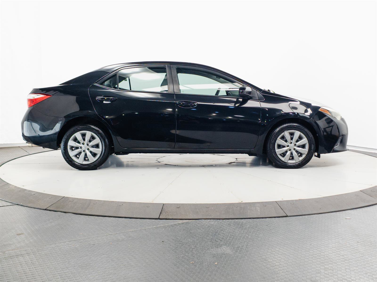Used 2016 Toyota Corolla LE FWD image 11