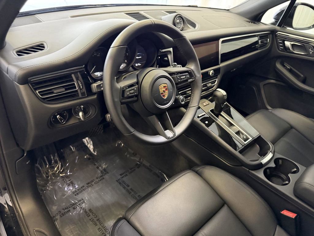 Used 2026 Porsche Macan AWD/4WD image 4