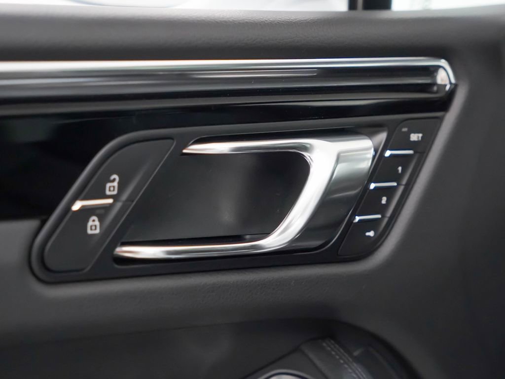 Used 2026 Porsche Macan AWD/4WD image 22