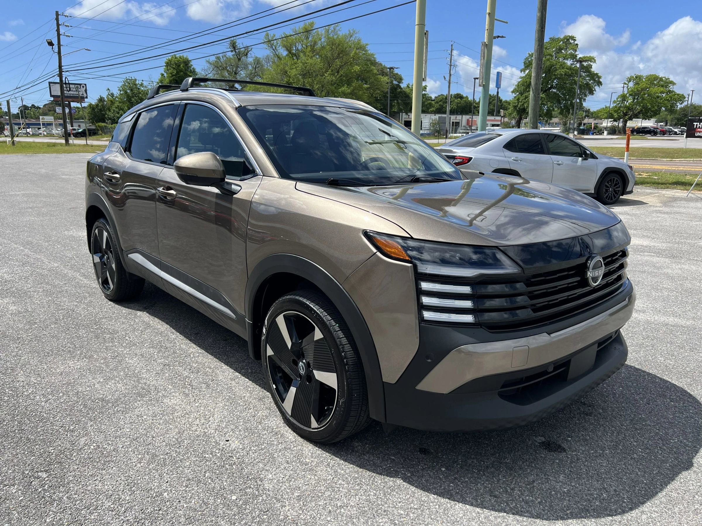 Used 2025 Nissan Kicks SR w/ Illumination Package image 3