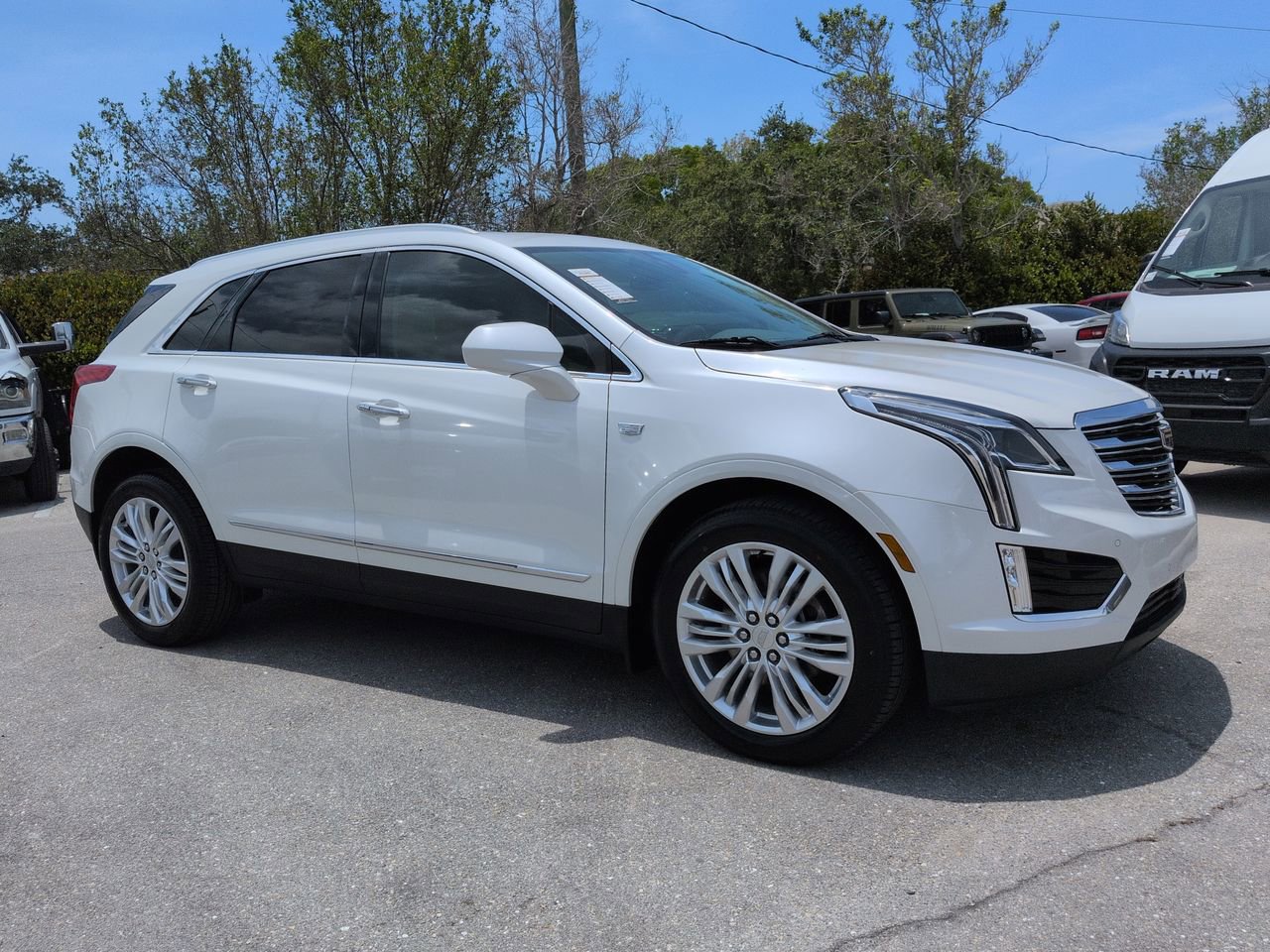 Used 2017 Cadillac XT5 Premium Luxury FWD image 2