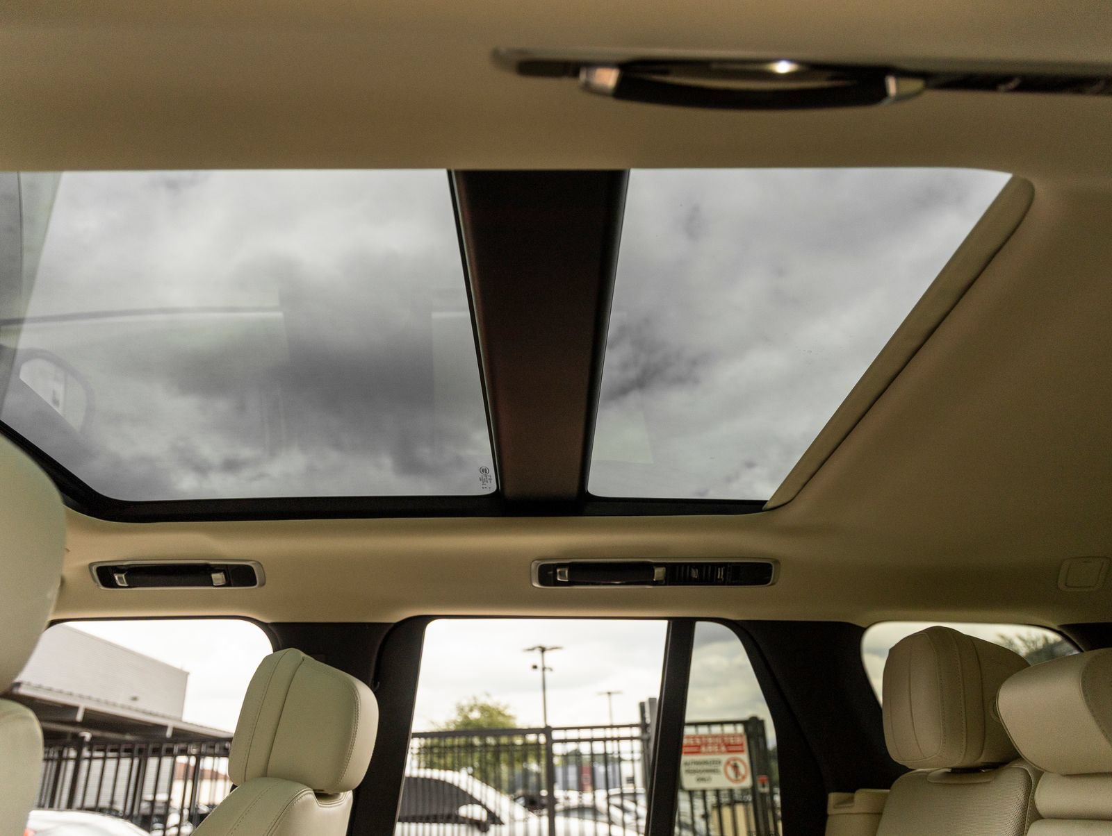 Used 2025 Land Rover Range Rover SE AWD/4WD image 24