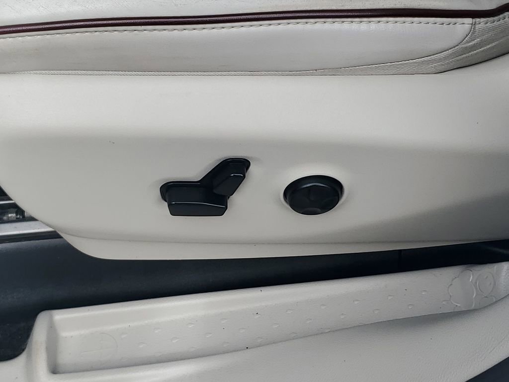 Used 2020 Chrysler Pacifica Limited w/ Advanced Safetytec Group FWD image 16
