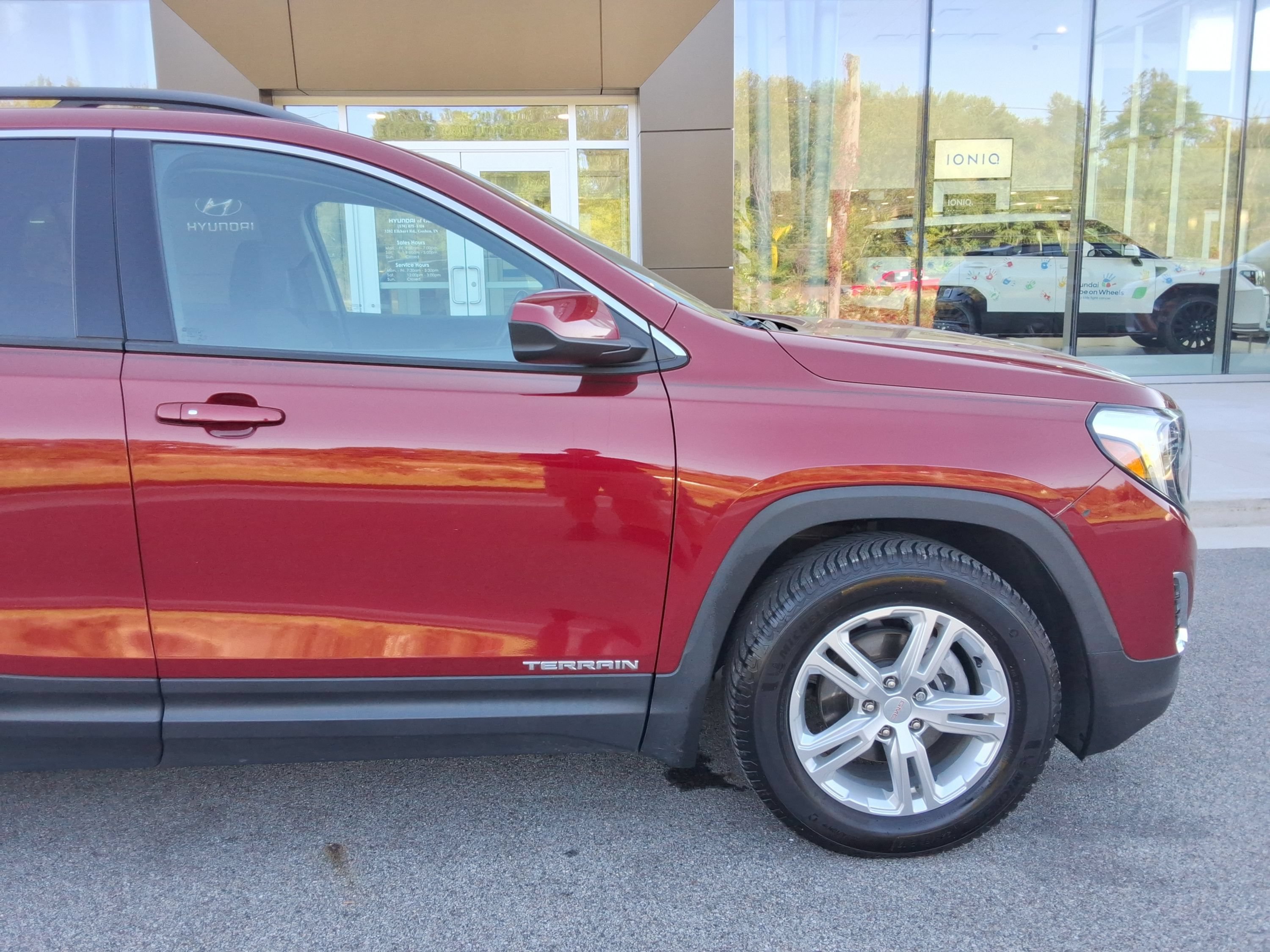 Used 2019 GMC Terrain SLE w/ Driver Convenience Package FWD image 16