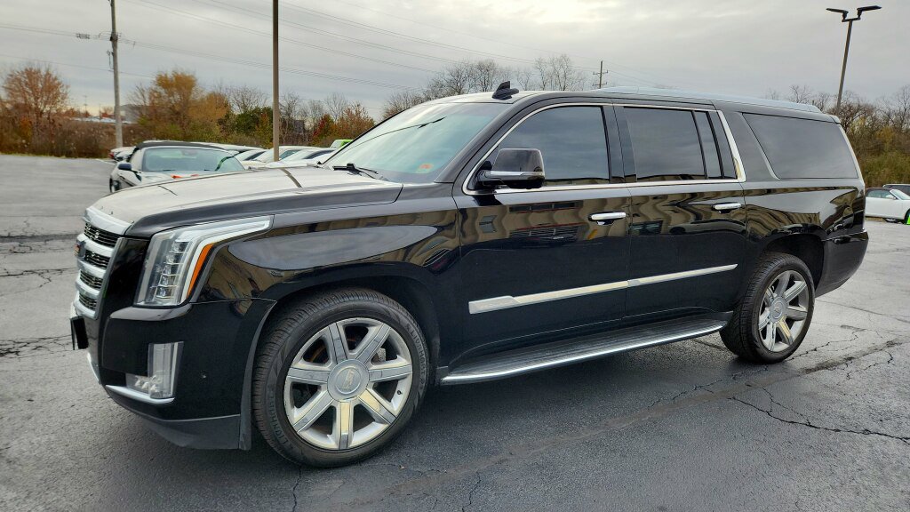 Used 2018 Cadillac Escalade ESV Luxury AWD/4WD image 3