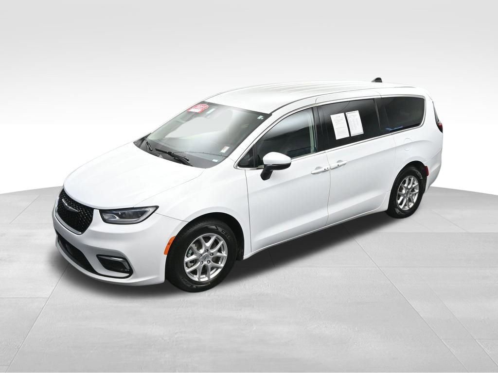 Used 2023 Chrysler Pacifica Touring-L image 37