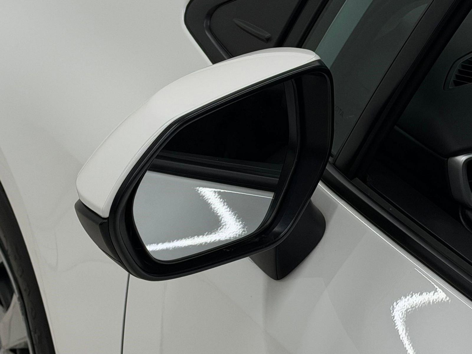 Used 2025 Toyota Corolla LE image 32