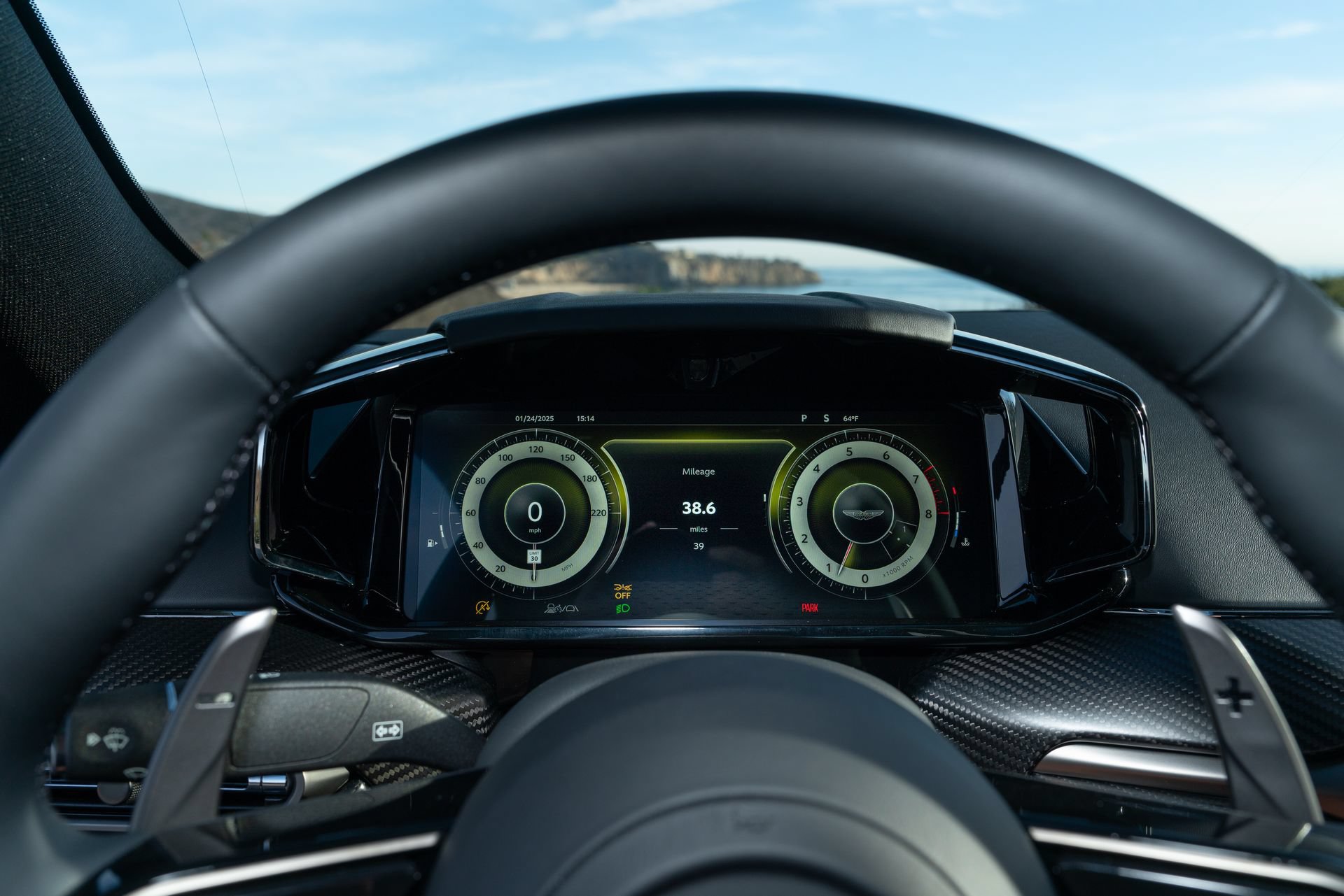 Used 2025 Aston Martin V8 Vantage Coupe RWD image 13