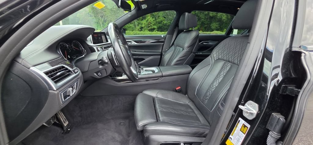 Used 2019 BMW 750i w/ Executive Package RWD image 12