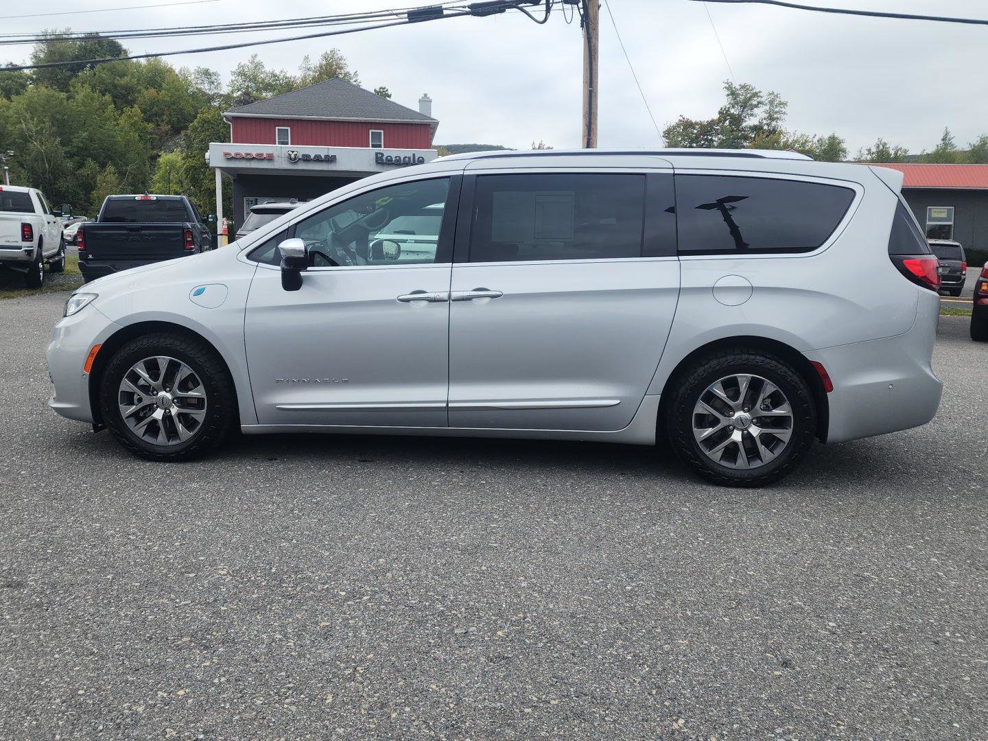 Used 2023 Chrysler Pacifica Pinnacle image 8