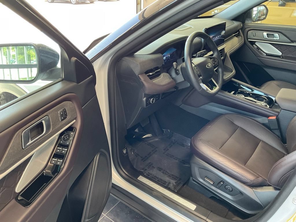 Used 2025 Ford Explorer Platinum w/ LUX Leather Package AWD/4WD image 9