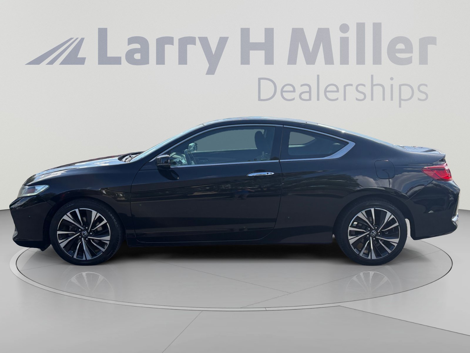 Used 2017 Honda Accord EX image 2
