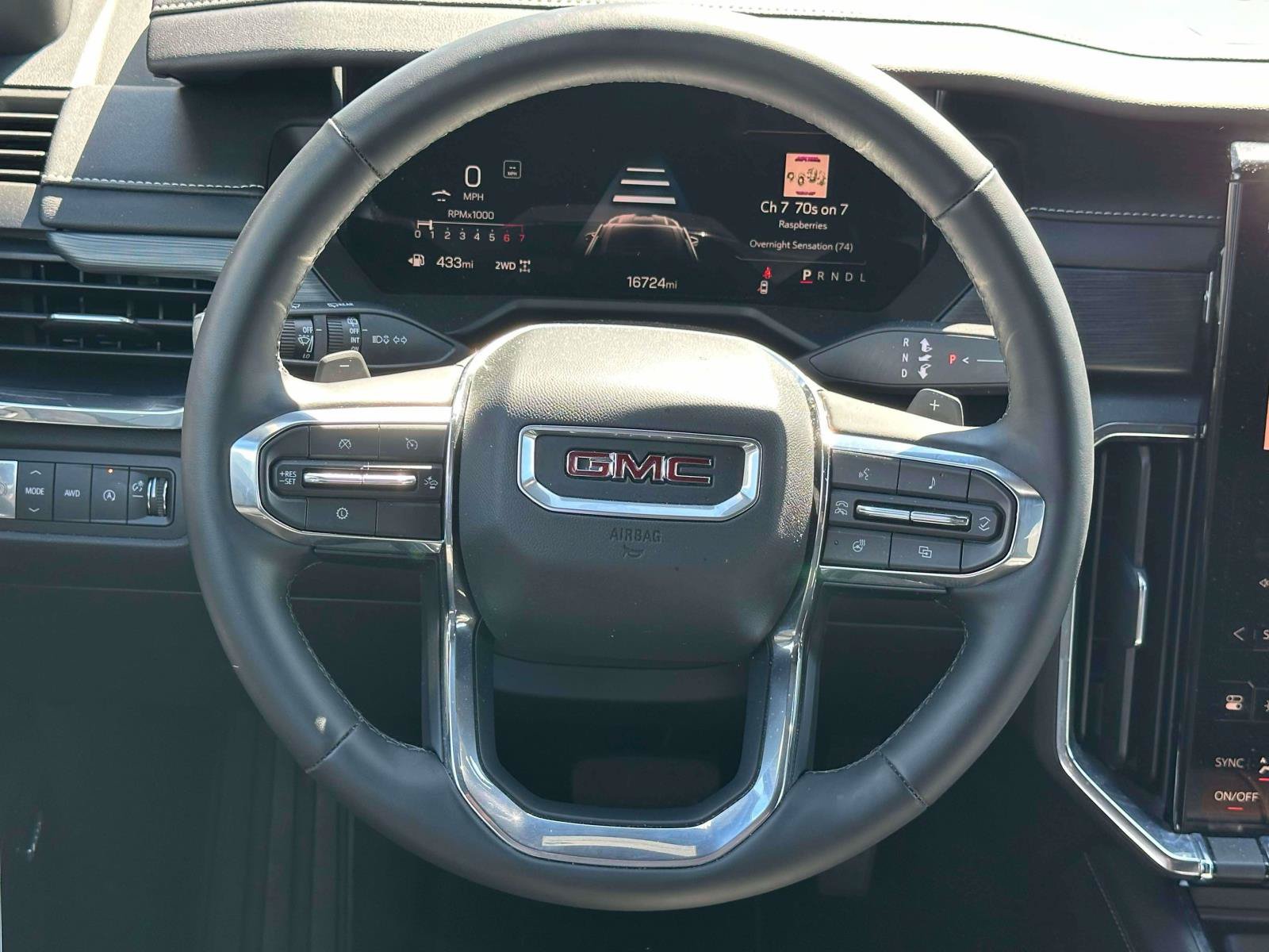 Used 2025 GMC Acadia Elevation AWD/4WD image 12