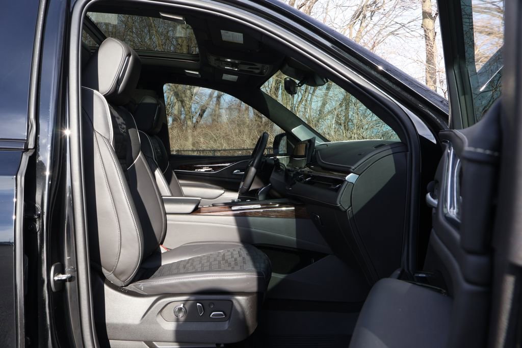 Used 2023 Cadillac Escalade Sport Platinum w/ LPO, ONYX Package image 46