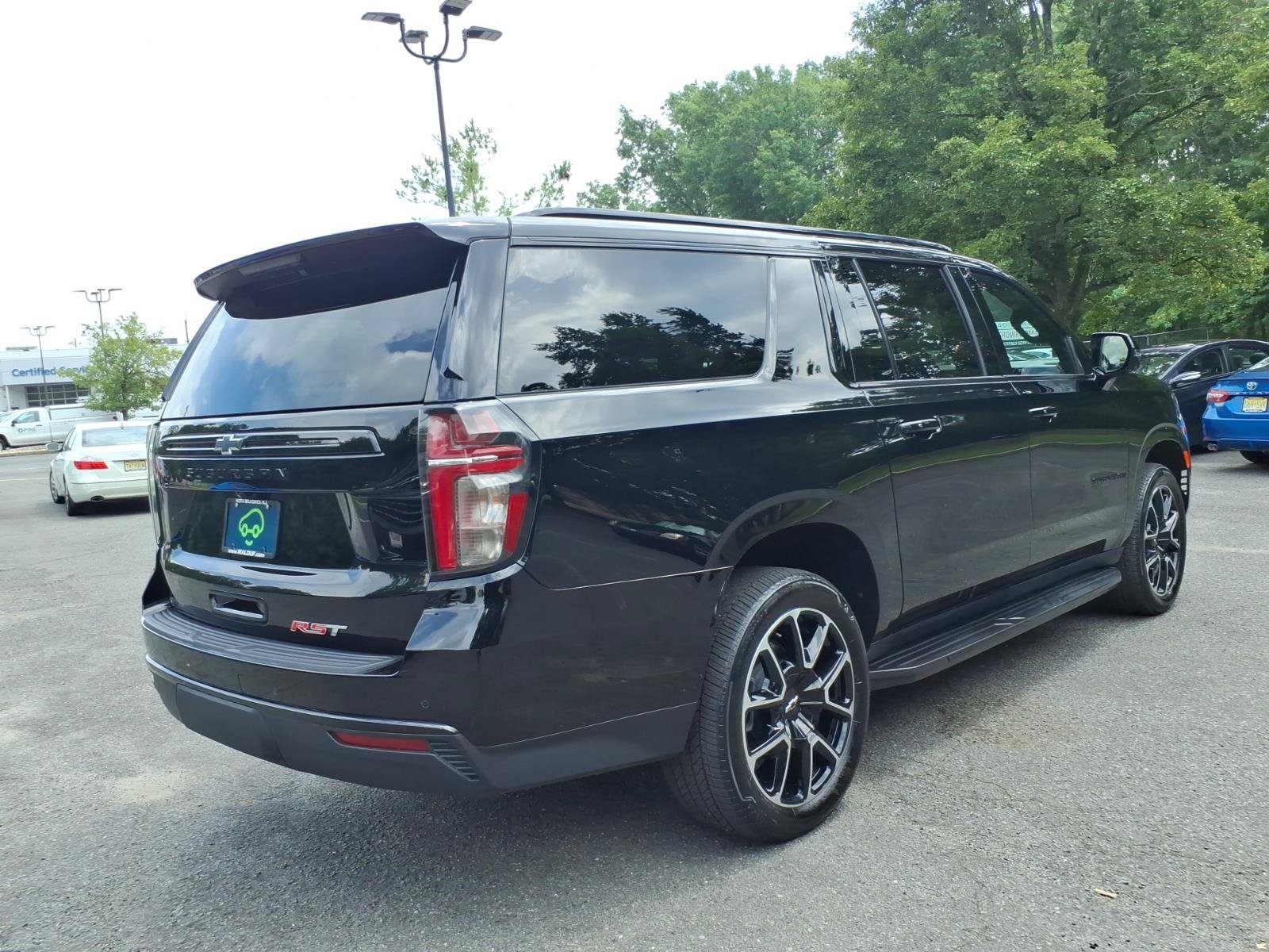 Certified 2024 Chevrolet Suburban RST w/ Luxury Package AWD/4WD image 6