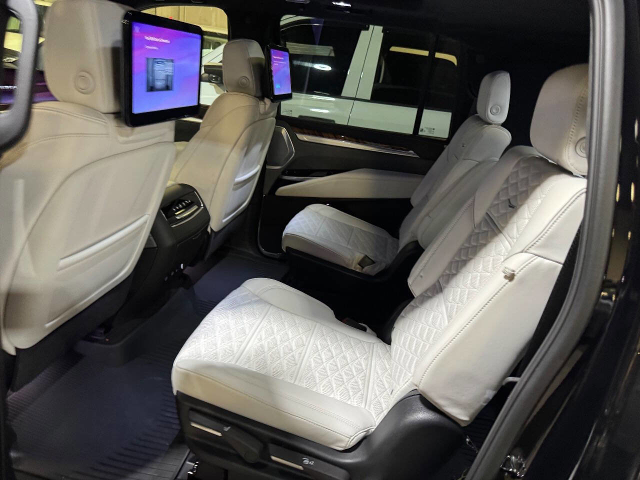 Used 2025 Cadillac Escalade ESV Sport Platinum w/ LPO, ONYX Package image 17