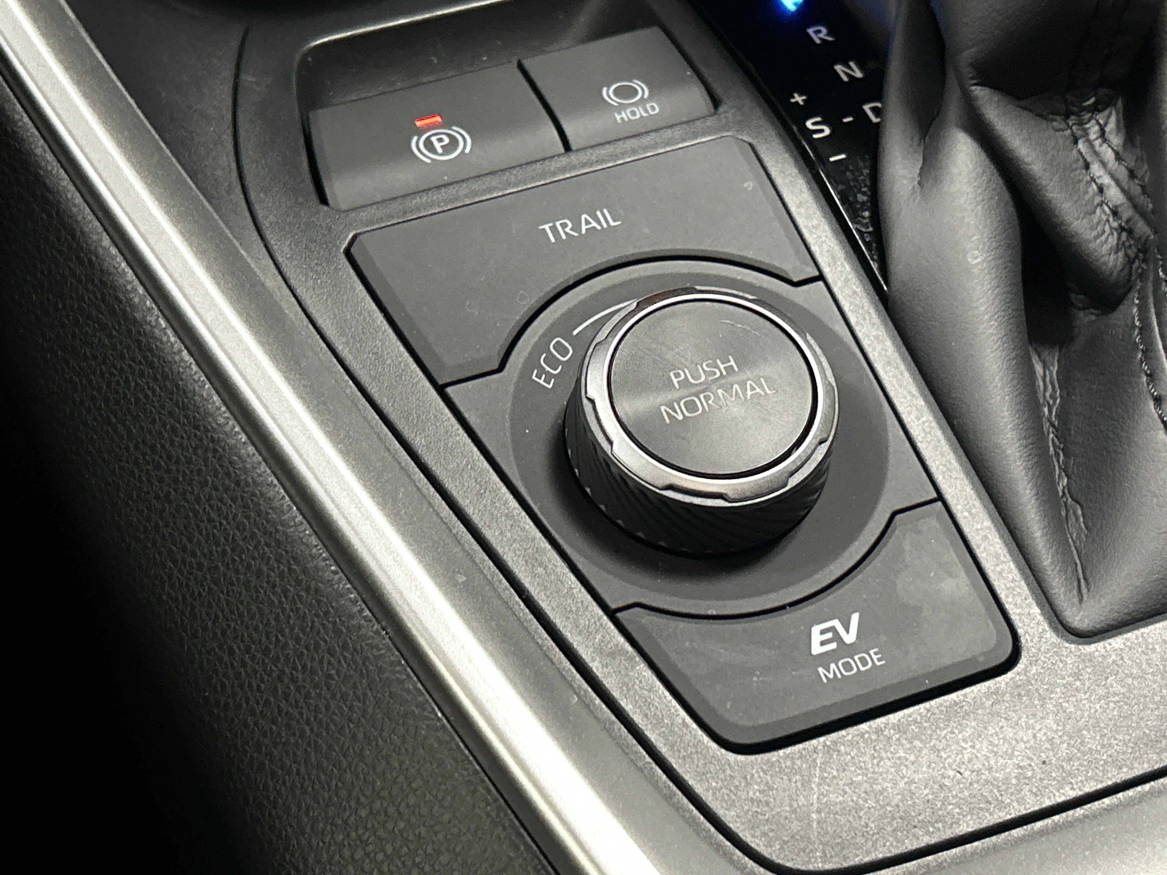 Used 2025 Toyota RAV4 LE AWD/4WD image 28