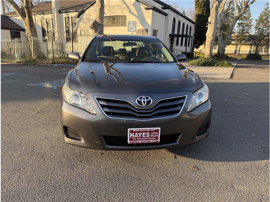 Used 2010 Toyota Camry LE image 2