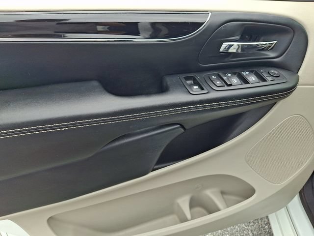Used 2016 Dodge Grand Caravan SXT FWD image 13