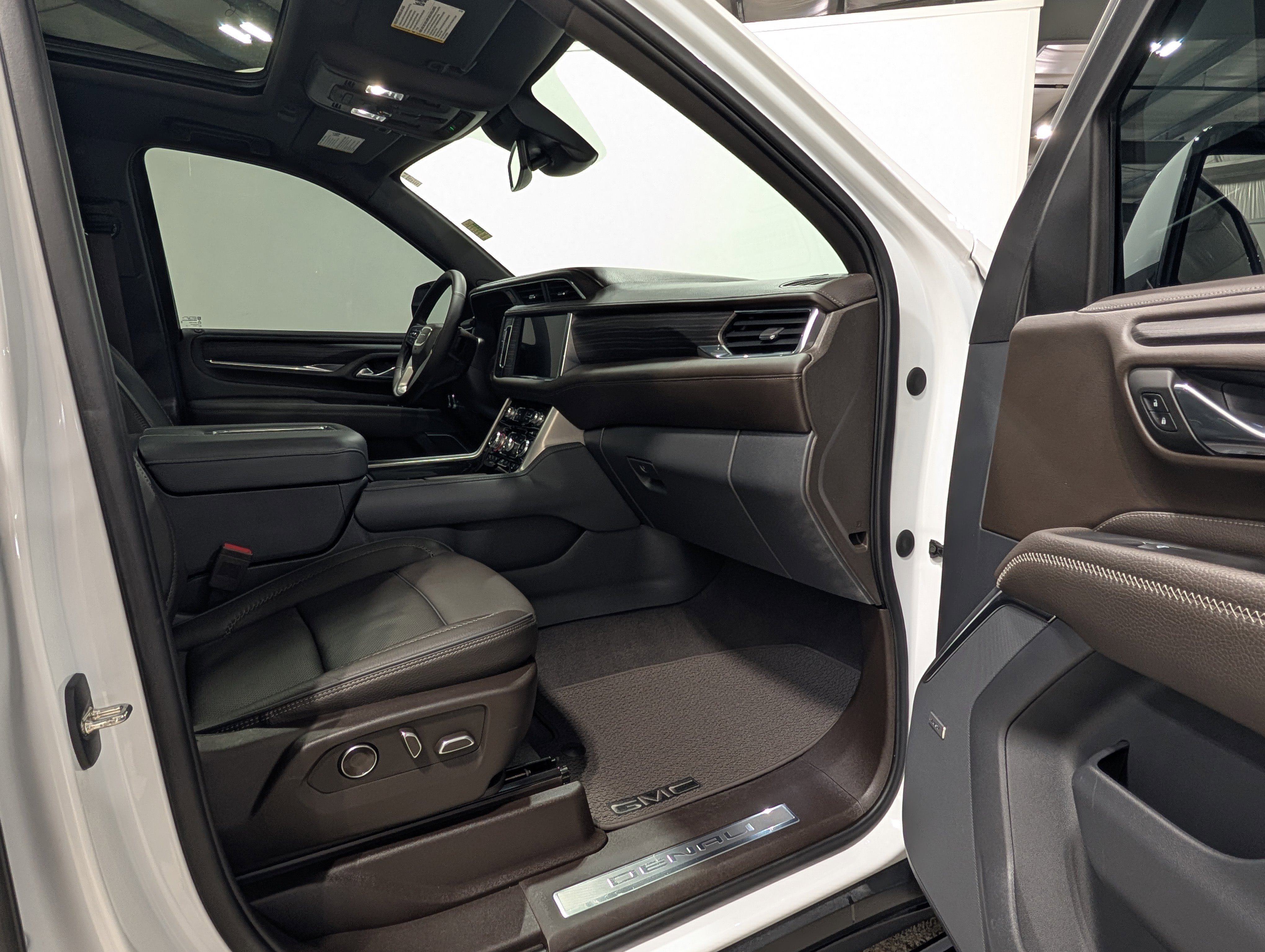 Used 2023 GMC Yukon XL Denali AWD/4WD image 24