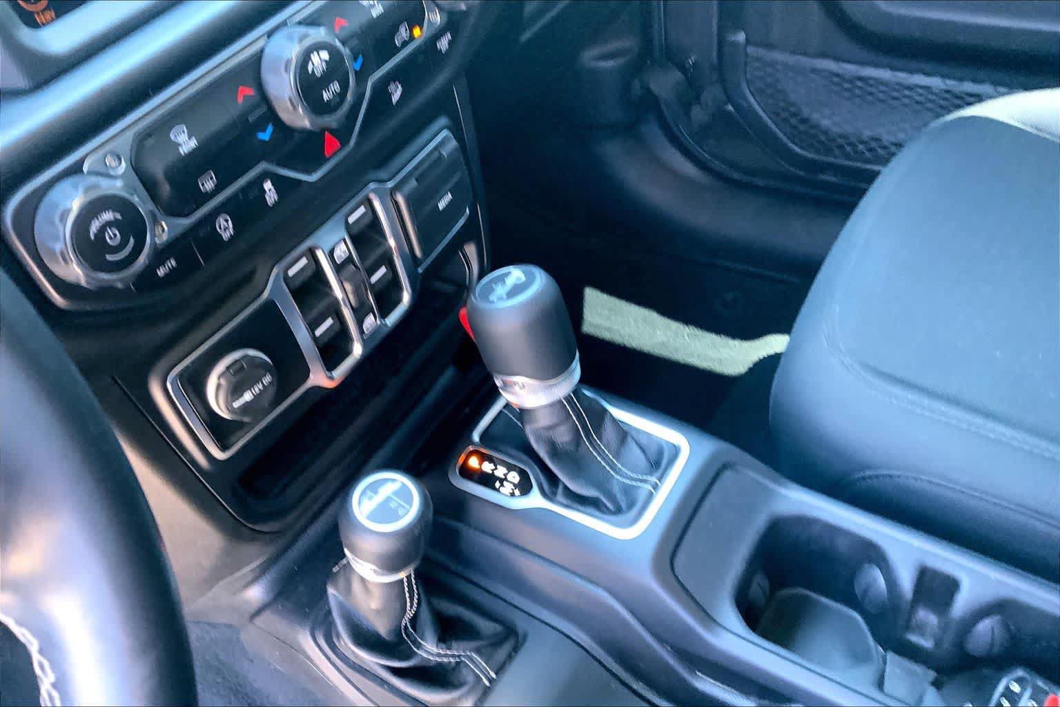 Used 2020 Jeep Wrangler Unlimited Sahara w/ Uconnect 4C Nav & Sound Group AWD/4WD image 15