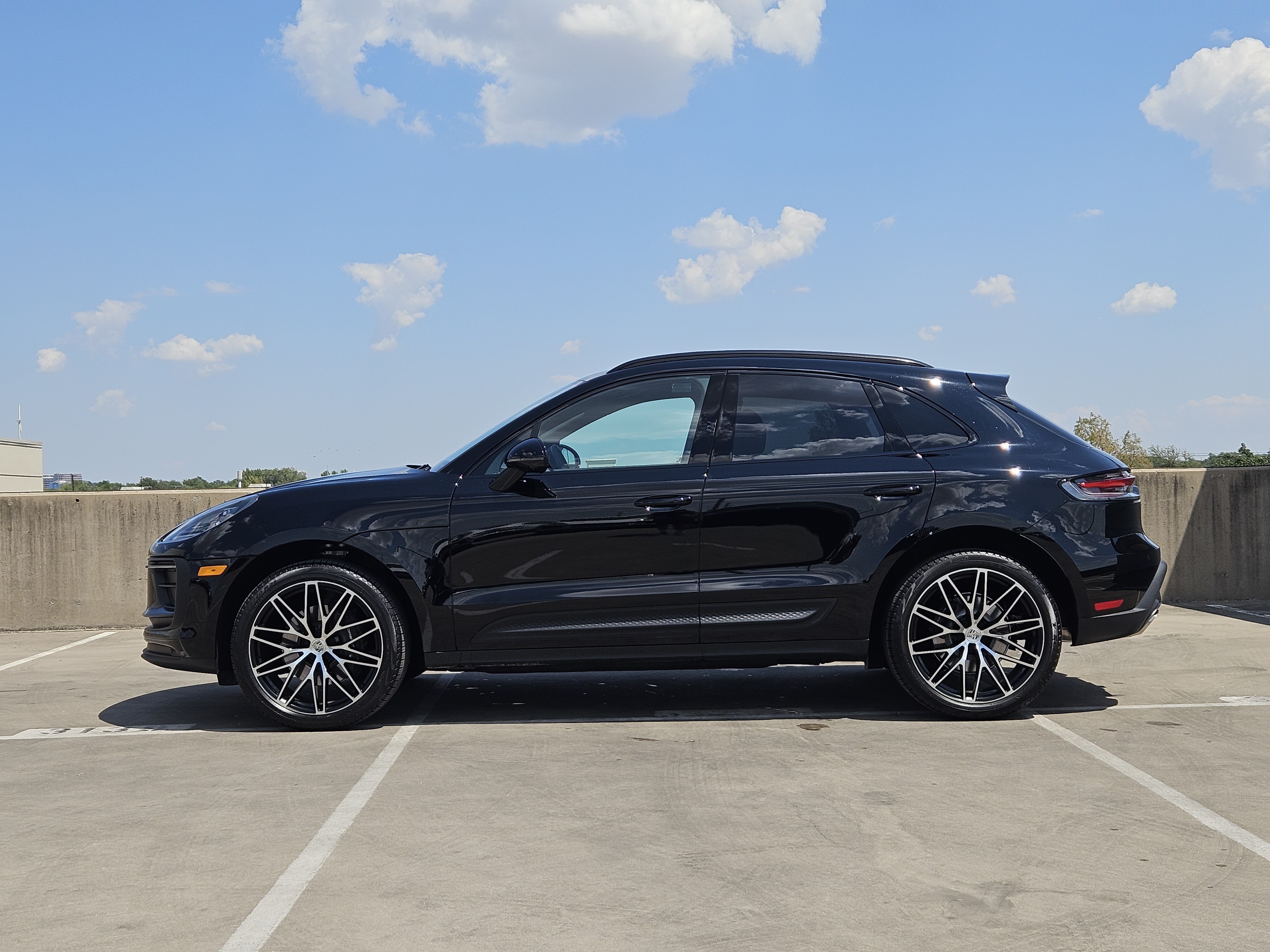 Certified 2025 Porsche Macan AWD/4WD image 2