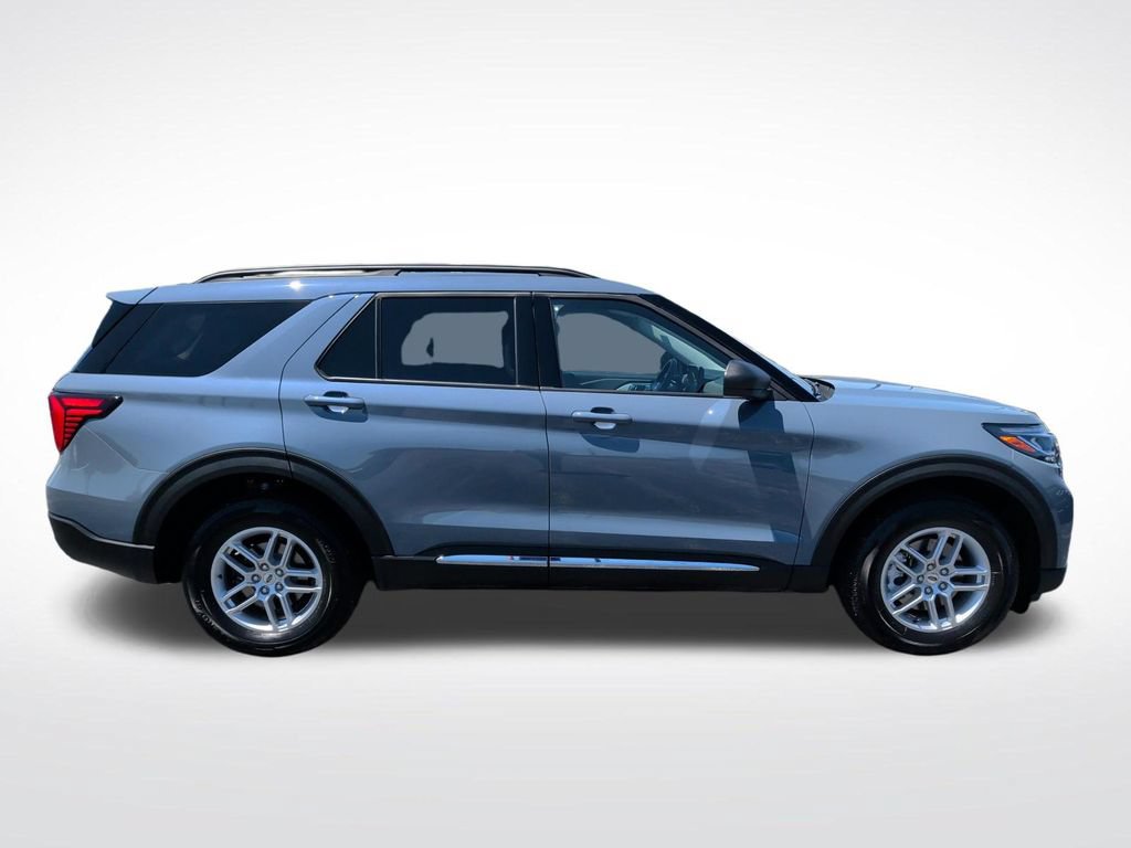 Used 2025 Ford Explorer Active AWD/4WD image 9