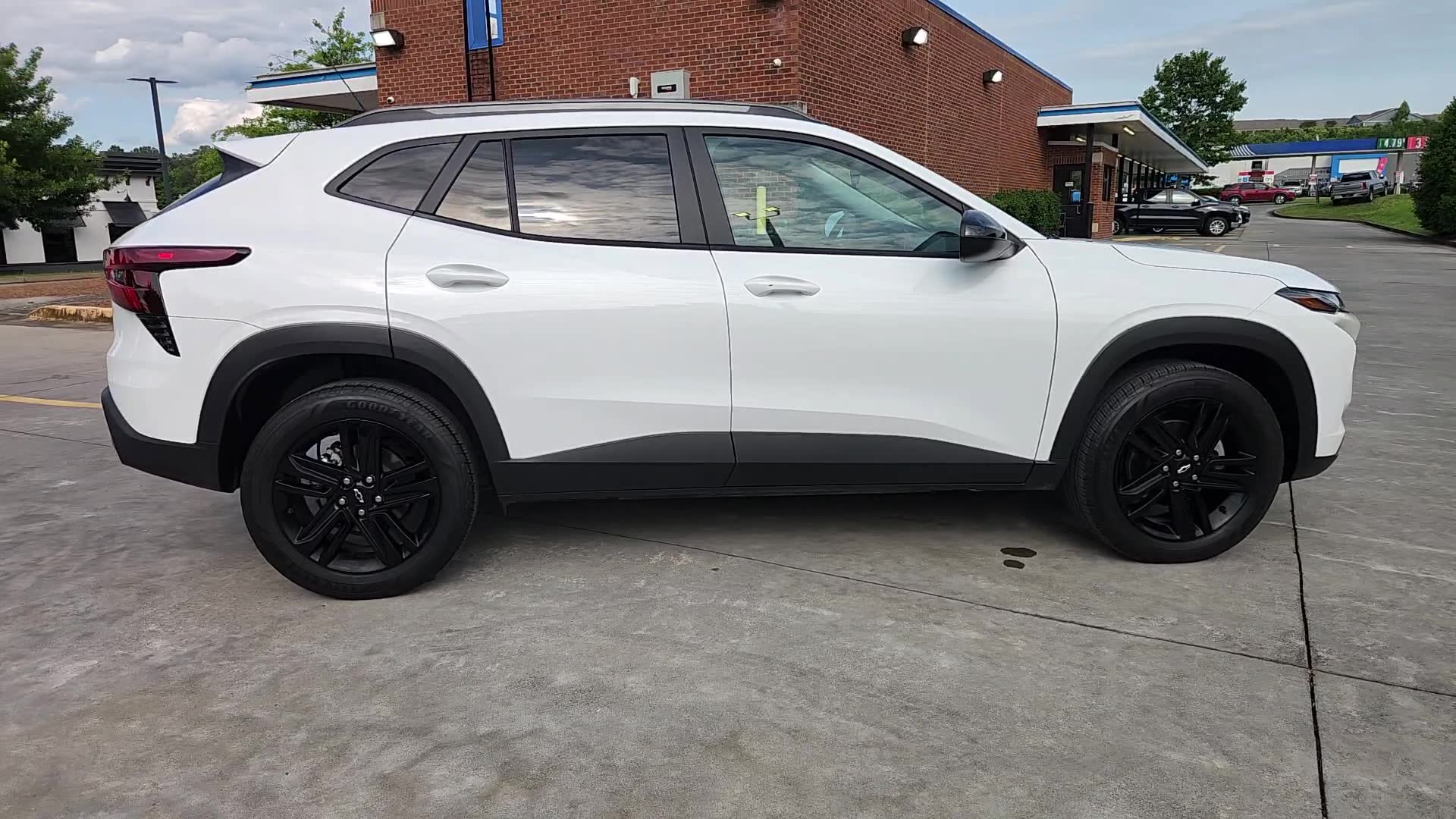 Used 2025 Chevrolet Trax ACTIV FWD image 8