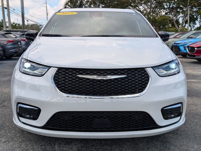 Used 2025 Chrysler Pacifica Select FWD image 2
