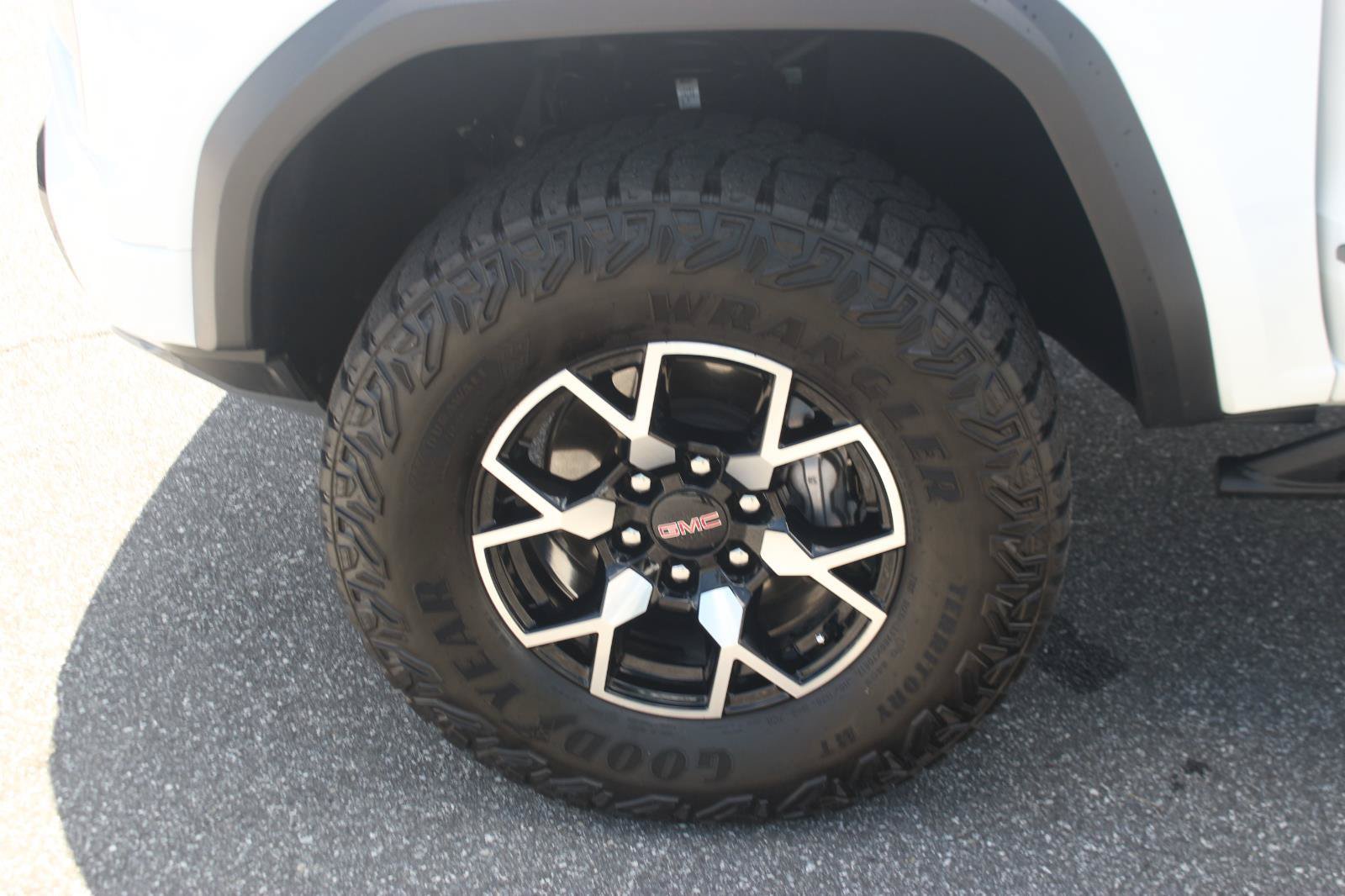 Used 2024 GMC Canyon AT4X AWD/4WD image 34