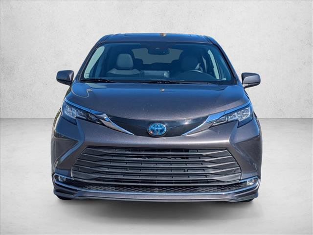 Used 2022 Toyota Sienna XLE image 2