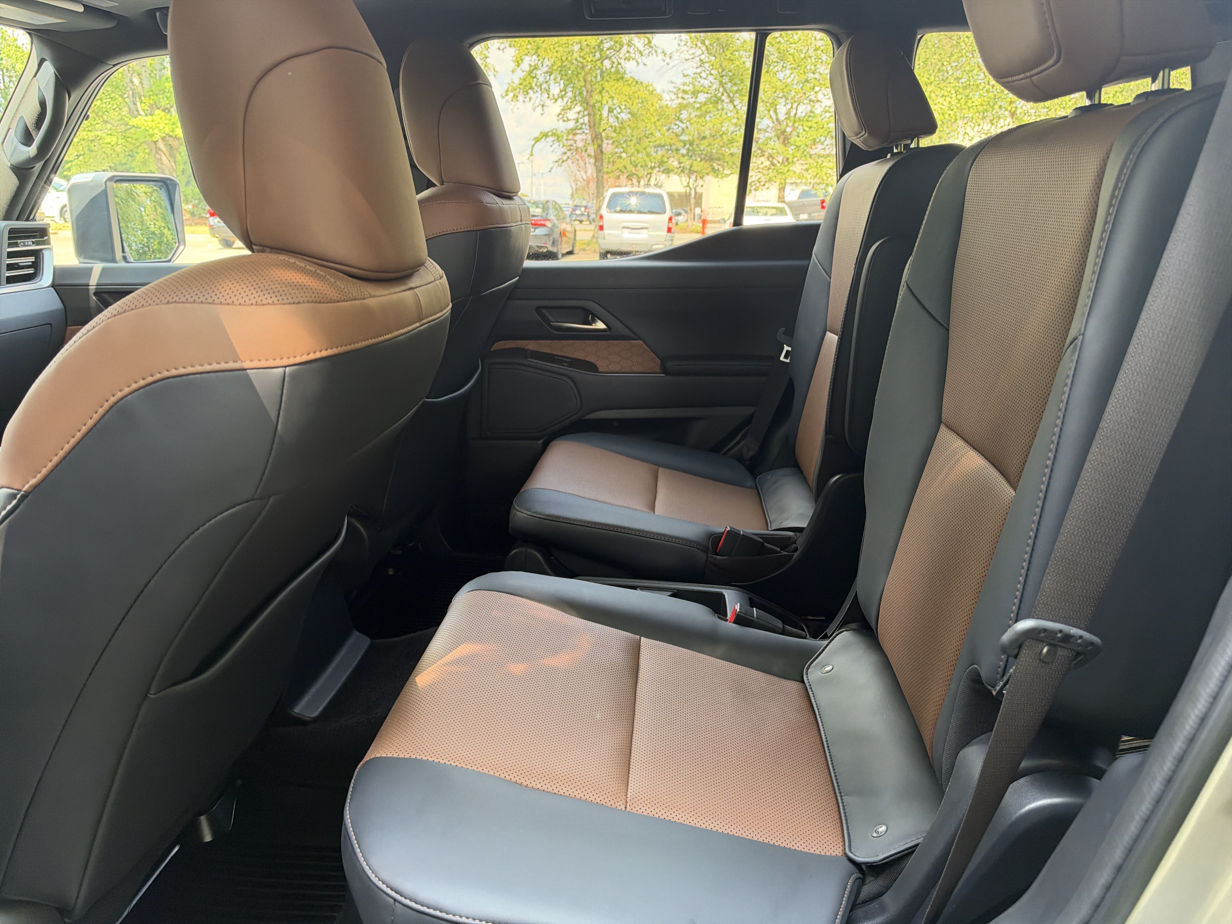Used 2025 Lexus GX 550 w/ Accessory Package (2T) AWD/4WD image 12