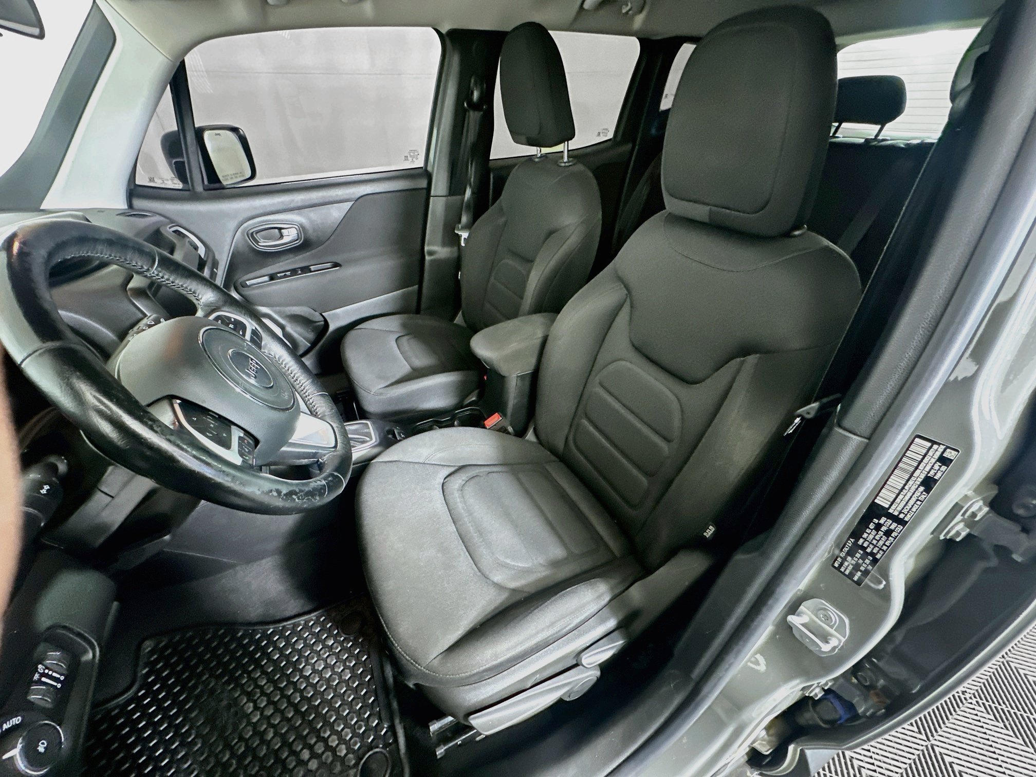 Used 2019 Jeep Renegade Latitude w/ Cold Weather Group FWD image 13