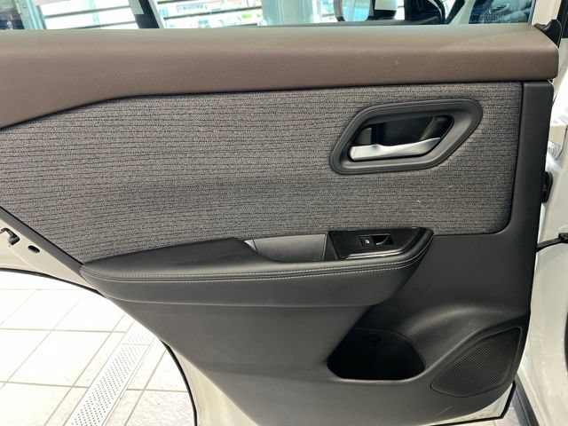 Used 2022 Nissan Rogue SV AWD/4WD image 14