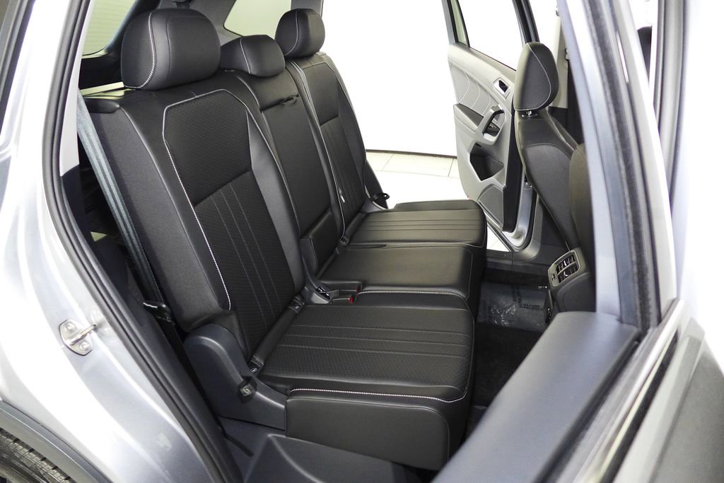 Used 2024 Volkswagen Tiguan SE w/ Panoramic Sunroof Package image 20