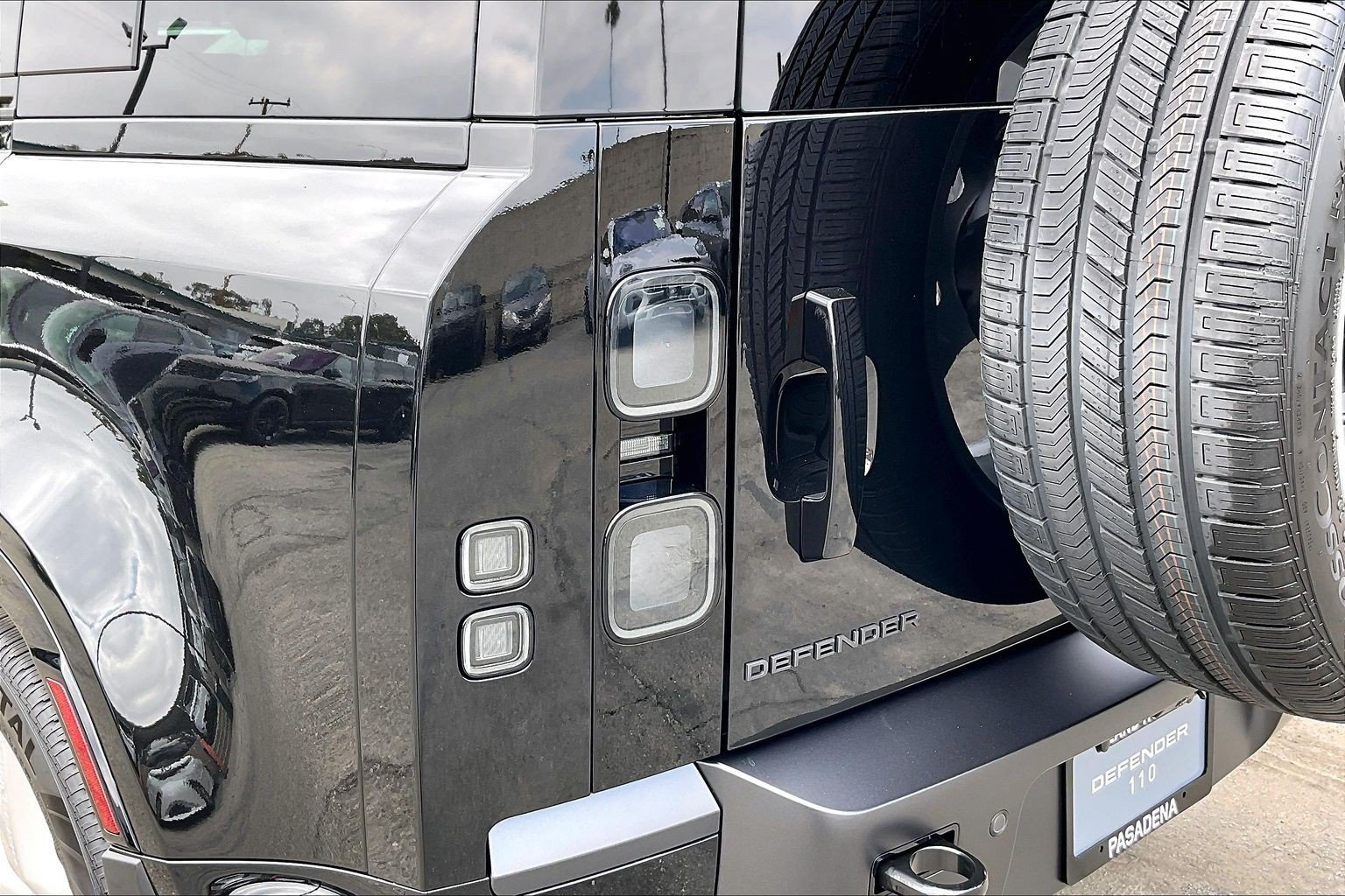 New 2026 Land Rover Defender 110 X-Dynamic SE AWD/4WD image 8